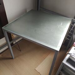ガラステーブル