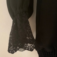 ブラックレースのブラウスの画像