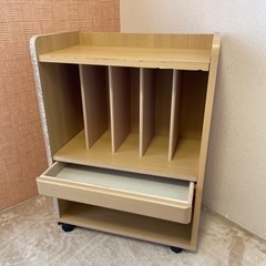 ☆引き出し付き本棚　お譲りします☆キャスター付きの画像