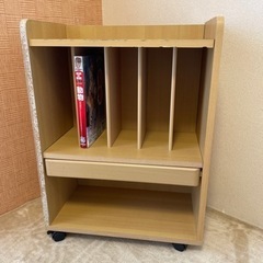 ☆引き出し付き本棚　お譲りします☆キャスター付きの画像