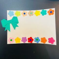 折り紙で作った花飾りの画像