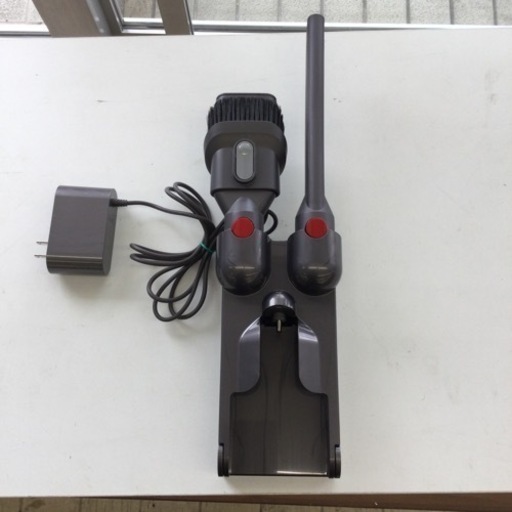 4/27【✨超美品‼️スタンドあり❗️アタッチメント、充電器あり❗️軽量❗️✨】定価¥79,800 Dyson コードレスクリーナー 