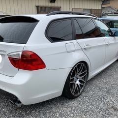 コミコミ価格　Mスポーツ　ツーリング　サンルーフ　社外マフラー　ナビ　19インチアルミ　ローダウンの画像