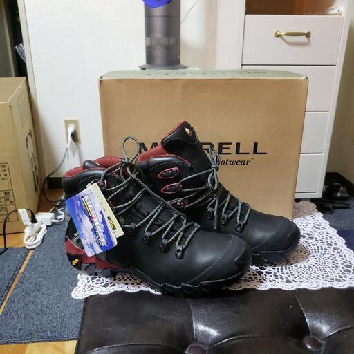 登山靴(MERRELLメレル)未使用とソックス(2足未使用)を買って下さい。
