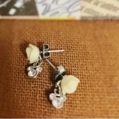 【ディズニー】バラピアス✽赤バラ✽白バラ✽ミッキー✽アリス✽美女と野獣の画像