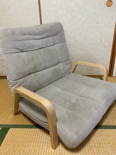 ロータイプのウッドチェアーです。
