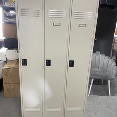 【オフィス用品/鍵有り】3人用ロッカー 美品 大特価 早いもの勝...