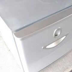 小さな一人用冷蔵庫の画像
