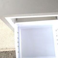 小さな一人用冷蔵庫の画像