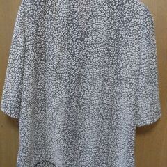 (完了)襟元白い薔薇半袖ブラウスの画像