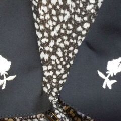 (完了)襟元白い薔薇半袖ブラウスの画像