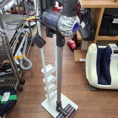 【リサイクルショップどりーむ天保山店】●2109●　dyson v6　ダイソン　コードレスクリーナー　SV07　バッテリー式　専用スタンド付き♪