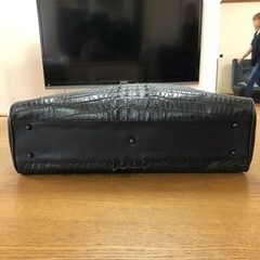 クロコ型押し本革バッグの画像