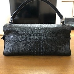 クロコ型押し本革バッグの画像