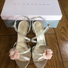 美品！サンダル22cm コサージュ付