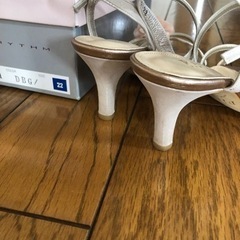 美品！サンダル22cm コサージュ付の画像