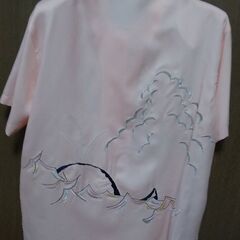 (完了)きれいなサーモンピンクにクジラの刺繍　半袖シャツブラウスの画像