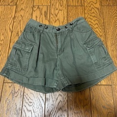 カーキ　ショートパンツ