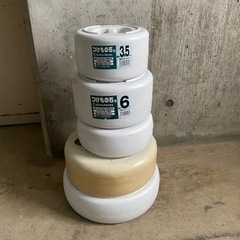漬物の重石と書類ケース２つとゴルフボール