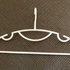 【お譲り先決まりました】樹脂製ハンガー５本セットの画像