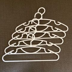 【お譲り先決まりました】樹脂製ハンガー５本セットの画像