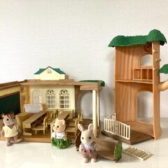 あげます【シルバニアファミリー】森の木の学校＋給食セット＋人形3体