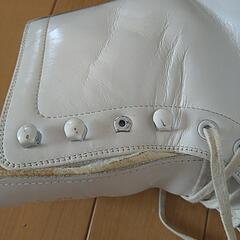 スケート靴フィギュア24.5の画像