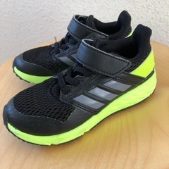 キッズ　17センチ　adidas スニーカーの画像