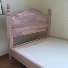 淡いピンクのシングルベッド　1000円