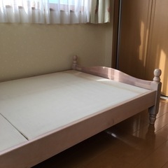 淡いピンクのシングルベッド　1000円の画像