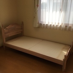 淡いピンクのシングルベッド　1000円の画像