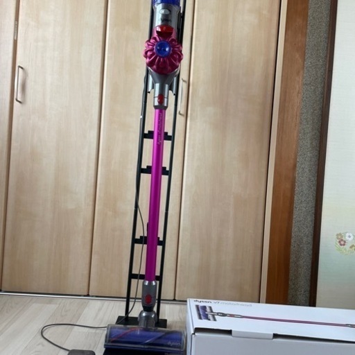 dyson 掃除機　v7 スタンド付き