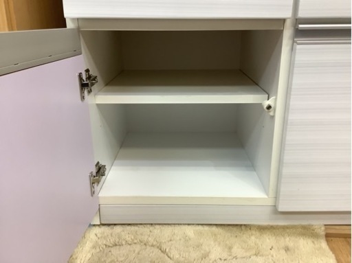 【リサイクルサービス八光　田上店　配達・設置OK】エナメルホワイト　食器棚　２口コンセント付