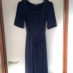 女性Mサイズワンピース、カーディガン、ハンドバッグの画像