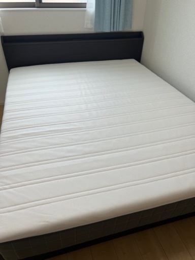 クイーンサイズベッド　マットレス、マットレスストッパー付き