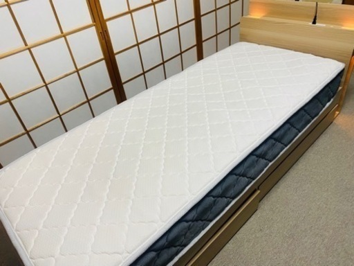 セミシングルベット　引き出し二箇所とライト、コンセント2個付き