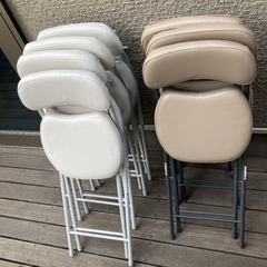 折り畳める椅子の画像