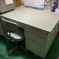あげます。事務机と椅子の画像