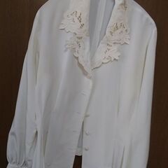 (完了)刺繍襟タック長袖ブラウス　サイズ40の画像