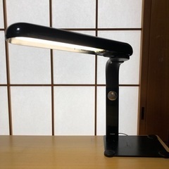 【差し上げます】学習机+照明器具の画像