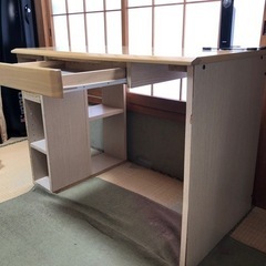 【差し上げます】学習机+照明器具の画像
