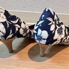 パンプス フラワー柄の画像