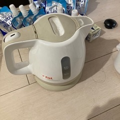 0円ケトル、ヨガマット、ドライヤー、サイドテーブル、テーブル