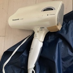 0円ケトル、ヨガマット、ドライヤー、サイドテーブル、テーブルの画像