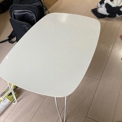 0円ケトル、ヨガマット、ドライヤー、サイドテーブル、テーブルの画像