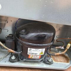 【リサイクルショップどりーむ天保山店】●2133●　ユーイング　２ドア冷蔵庫　2015年製　容量１１０L　UR-F110F　※トレイワレあり・水受けトレイ欠損の画像