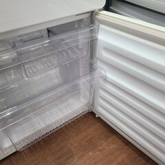 【リサイクルショップどりーむ天保山店】●2133●　ユーイング　２ドア冷蔵庫　2015年製　容量１１０L　UR-F110F　※トレイワレあり・水受けトレイ欠損の画像