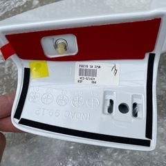 bB NCP 純正リヤスポイラー　パールホワイト　未使用　ビス　台紙付きの画像