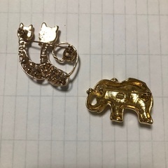 猫のブローチと象のブローチ