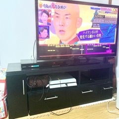 【取引中】大型テレビ、テレビ台セット